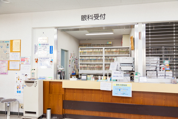 受付は眼科と内科で分かれている 3