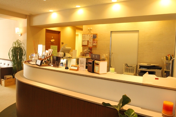 院長との連携もしっかりとれているスタッフが笑顔で迎えてくれる 160207 ma 3 1447143028