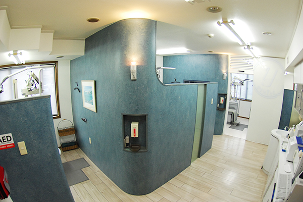 診察室内はゆとりある間取りで、個々の治療室はプライバシーを配慮しブースで区切られている 3