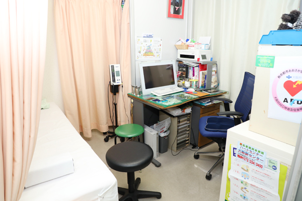 診察では漢方処方を得意とする虎谷院長が親身になって診療する 3