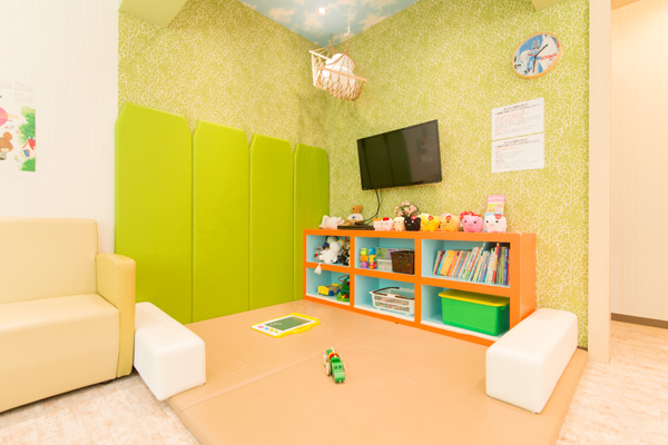 院長こだわりのキッズスペースがあり子ども連れも通いやすい 3