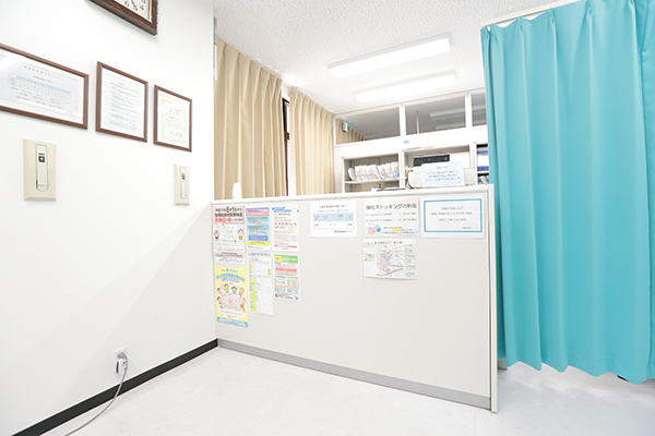受付ではスタッフが丁寧に対応してくれる 3
