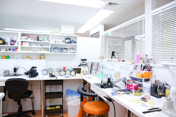 院長がこだわって導入した技工室。技工士が常駐している 3