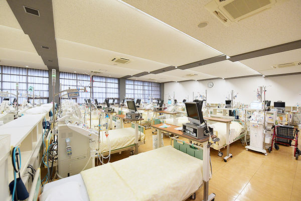 早期から末期の腎臓病診療、その先の透析療法まで幅広く行う 3