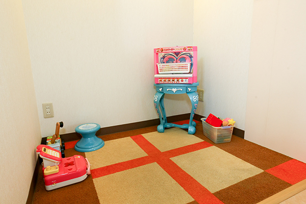 キッズスペースもあり、院長の子どもが使っていたおもちゃもある 3