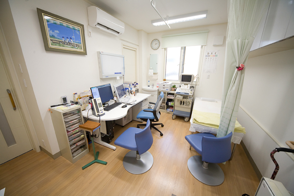 診察室。親身になって対応してくれるのがうれしい 3