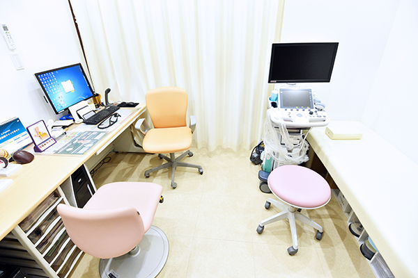 診療室。長期的な治療の見通しを立て治療を行っている 3