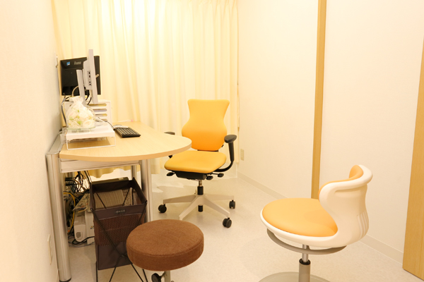 診察室は3部屋あり、壁色を変えるなどの工夫が凝らされている 3