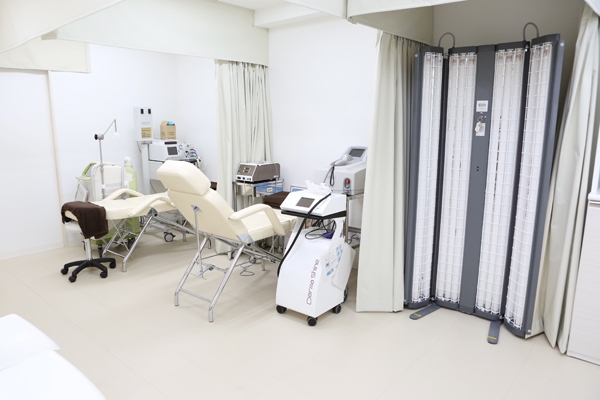 レーザー機器、光治療機器を備えている 3