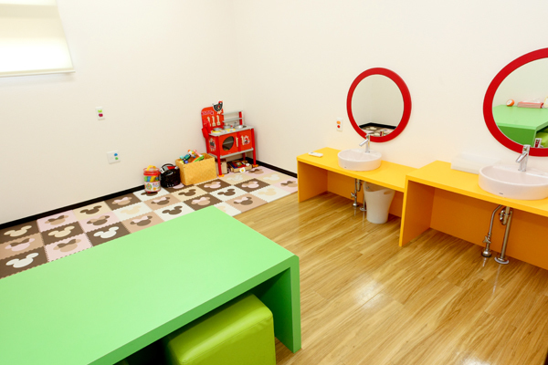 広々としたキッズスペースがあり、子ども連れでも安心 3