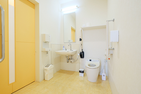バリアフリートイレ、プライバシーに配慮した個室トイレも完備 %ef%bc%93