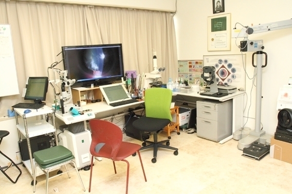 患者が理解できるよう、丁寧な説明と大画面での診療を行っている 60785 ma 3 1441873239