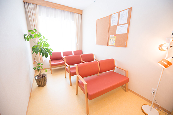 暖かな日差しに包まれている待合室 Cs 3