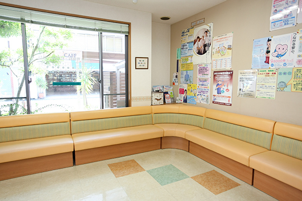 待合室。患者同士で歓談しているなど、良い雰囲気が漂う Cs3