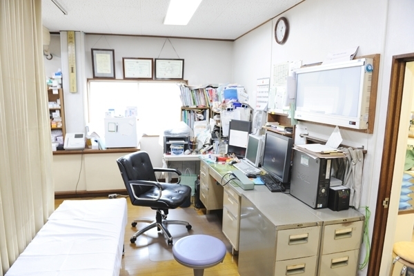 先代の意思を受け継ぎながら、今は田中康之院長が診療にあたる 33