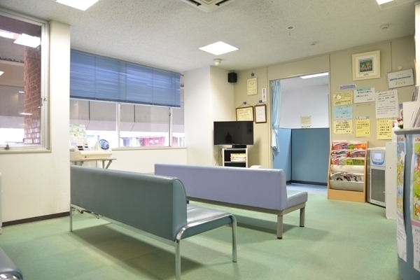 待合室でゆっくりできる。混み合いにくい平日受診を推奨している 59039 ma 3 1441786310