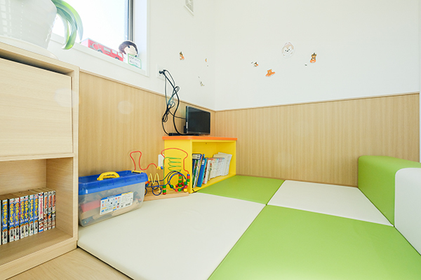 キッズスペースも用意し、子どもも落ち着いて待つことができる 3