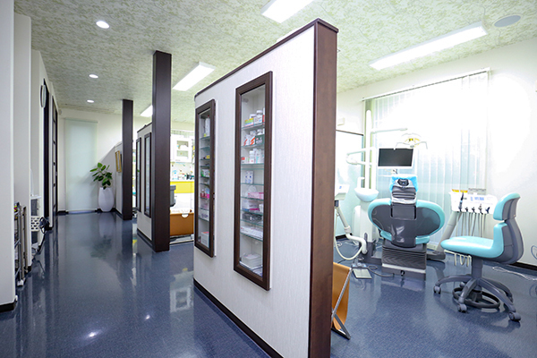 大岩歯科医院 さいたま市浦和区 半個室のユニットでは患者目線の診療が行われている