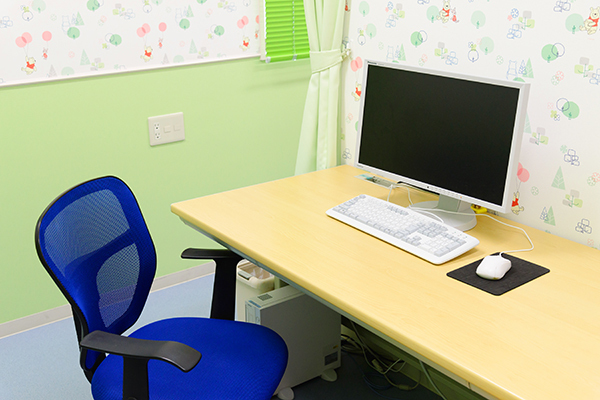 かしの木こどもクリニック 名古屋市西区 診察室。予防接種指定医療機関として3市から患者が集まる