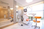 新津田沼歯科クリニック 習志野市 明るい自然光が差し込むユニット
