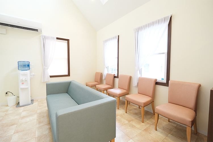 森川歯科クリニック 福岡市早良区 光が差し込み、開放感のある待合室