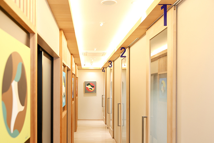 森川歯科医院 久留米市 木目を基調としたモダンな雰囲気の院内