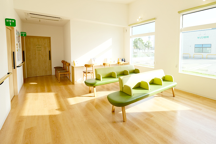 むこきたクリニック 伊丹市 木のぬくもりを感じる院内。窓からは日の光がたっぷりと差し込む