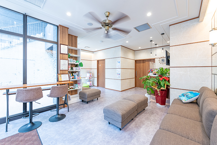 大橋駅前アロハ歯科 小児・矯正歯科クリニック　九州インプラントクリニック 福岡市南区 開放的でゆっくりできる待合室、キッズスペースあり