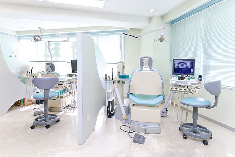 森下駅前歯科クリニック 墨田区 各診察台には仕切りが設けられ、周りを気にせず治療を受けられる