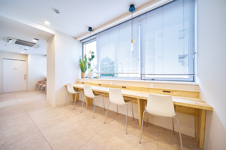 鼻とにおいのクリニック池袋 豊島区 コンセントがついたカウンタータイプの席の待合室