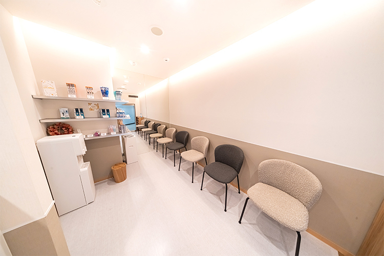 SAKUデンタルクリニック 習志野市 白を基調とした清潔感あふれる院内