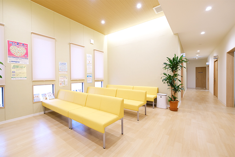 ひまわり内科・痛みのクリニック さいたま市緑区 完全バリアフリー設計の院内。車いすでも安心して通院できる