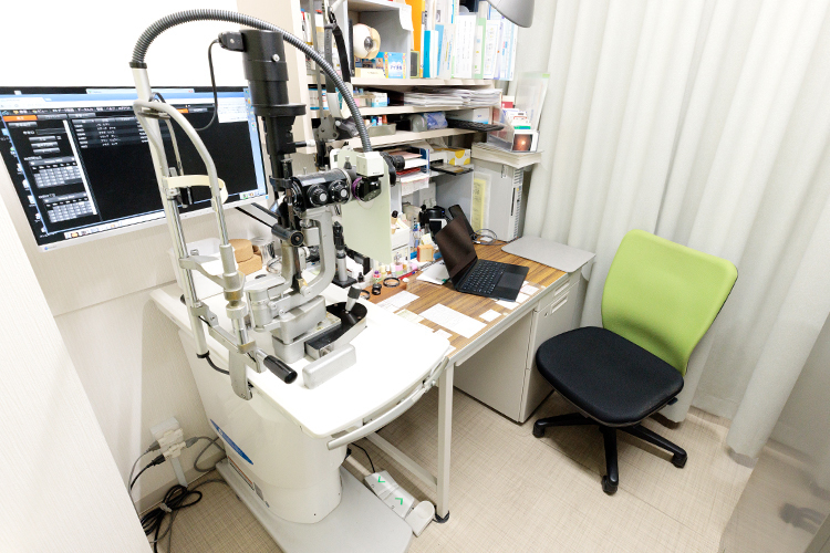 秋野眼科医院 豊島区 院長の薫先生と副院長の邦彦先生が治療を行っている