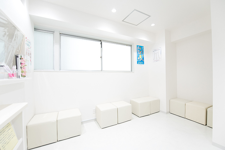 北参道駅前ひふ科 渋谷区 白を基調とした清潔感のある院内