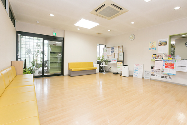 井上診療所 八尾市 広々とした待合室。感染症対策も徹底している