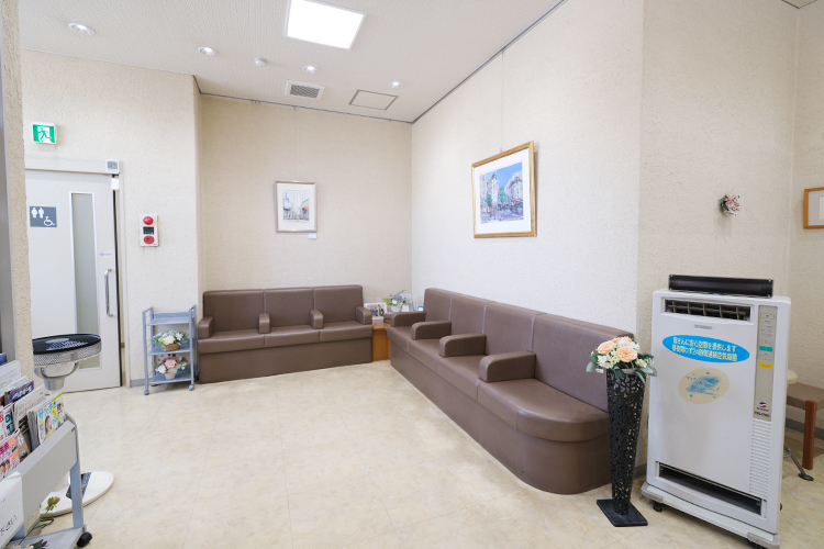 たかはし内科 津市 待合室から診察室まで全面バリアフリー