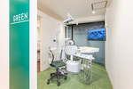 秋岡デンタルクリニック 福岡市南区 診療室ごとにあるモニターを用いてわかりやすい説明をしてくれる