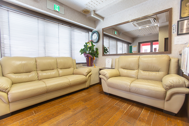 山下歯科 鹿児島市 ゆったりとしたソファーでリラックスできる待合室