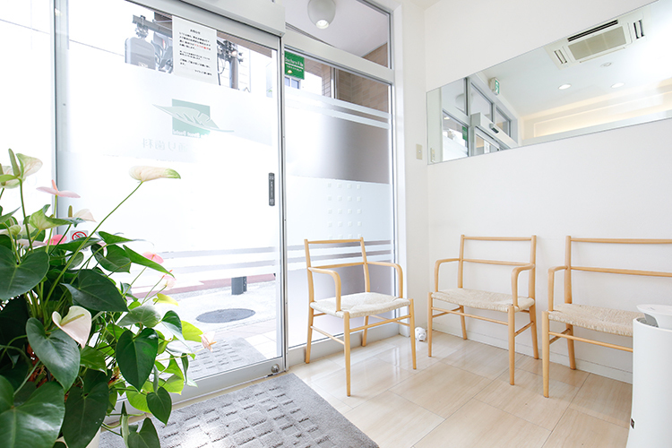 ライラック通り歯科 大田区 ハワイアンの曲が流れ、ゆったりとした雰囲気の院内