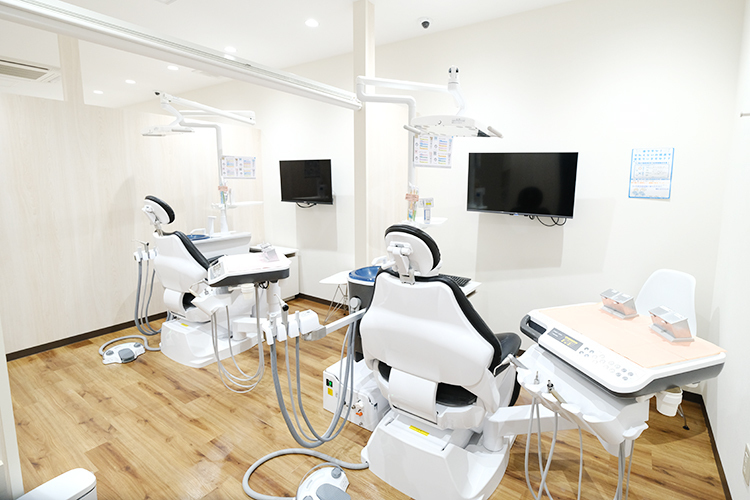 西川口駅上ウィズ歯科・矯正歯科 川口市 親子で診療が受けられるよう、仕切りの取り外しが可能
