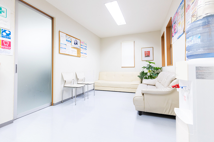 かしお歯科医院 北九州市門司区 白を基調としたリラックスできる待合室
