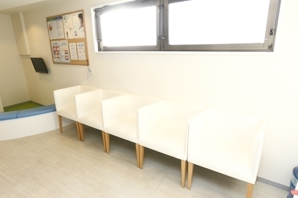 八木歯科医院 茅ヶ崎市 待合室は光が差し込み、ゆったりとしている