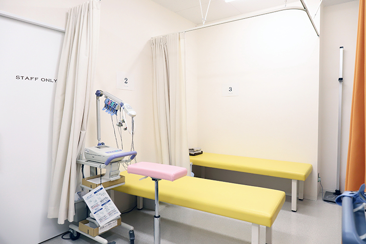 内科メディカルプラザ 葛飾区 処置室は清潔感にあふれた温かい雰囲気の空間