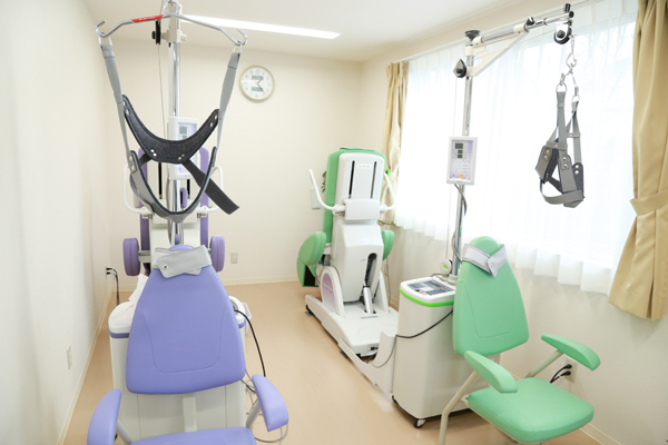 さいたまクリニック 川越市 さまざまなリハビリ器具が完備されている