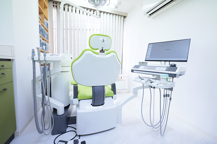 矢吹歯科医院 横浜市港北区 診療室は白が基調になっており、明るく清潔感がある