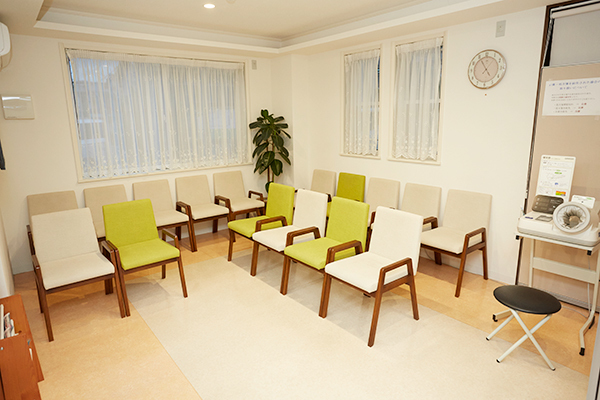 土井内科 宇治市 明るくゆったりとした待合