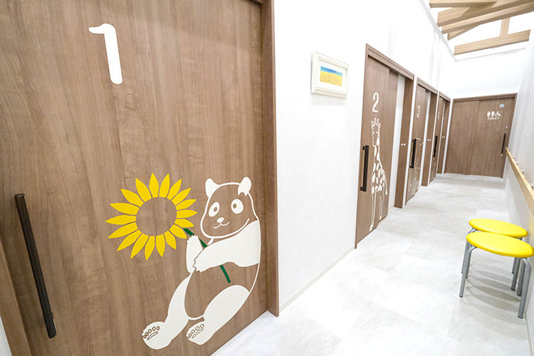 ひまわりこどもクリニック 明石市 来院後すぐに6つの個室診察室のいずれかへ案内する方式を採用