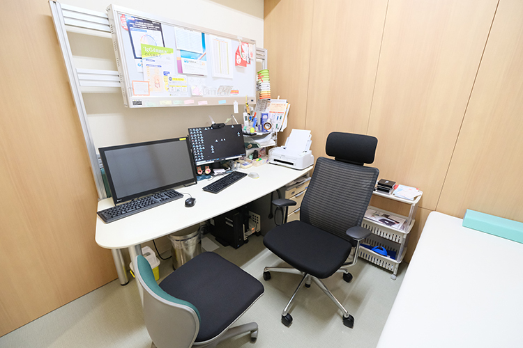 紀尾井町内科 千代田区 診察室では市村院長が丁寧に患者の話を聞く