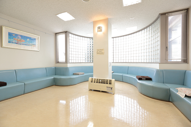 かまとり武田肛門科 千葉市緑区 待合室にはクッションが置かれ、自分に合うものを選べる