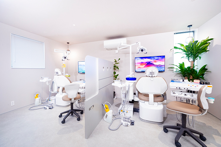 こしばら歯科クリニック 松江市 ユニットは幅を広めにとり、圧迫感がなくリラックスできる設計に